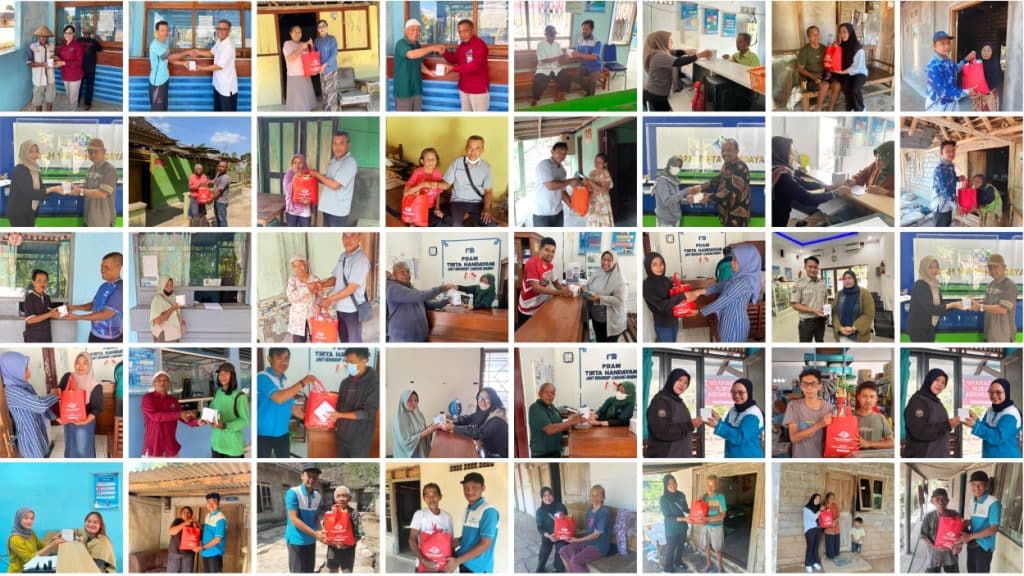Pegawai PDAM Tirta Handayani Kabupaten Gunungkidul memberikan paket sembako dan suvenir sebagai bentuk apresiasi kepada pelanggan yang rutin dan tertib melakukan pembayaran rekening air di awal bulan. Wonosari, 4/9/2026
